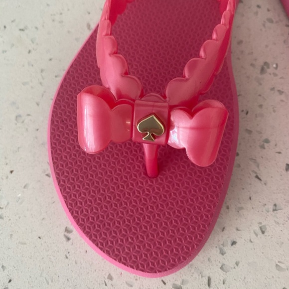 New Kate Spade pink flip flops with a bow - Picture 3 of 9